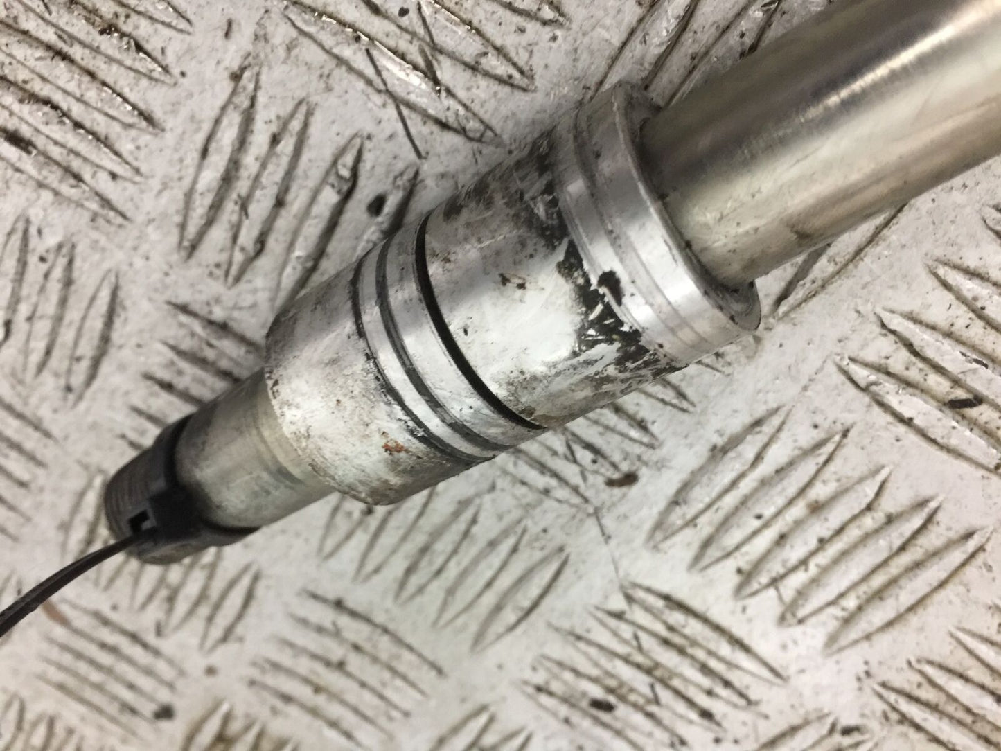 TRIUMPH 900 STREET SCRAMBLER FRONT WHEEL SPINDLE YEAR 2018 (STOCK 896)