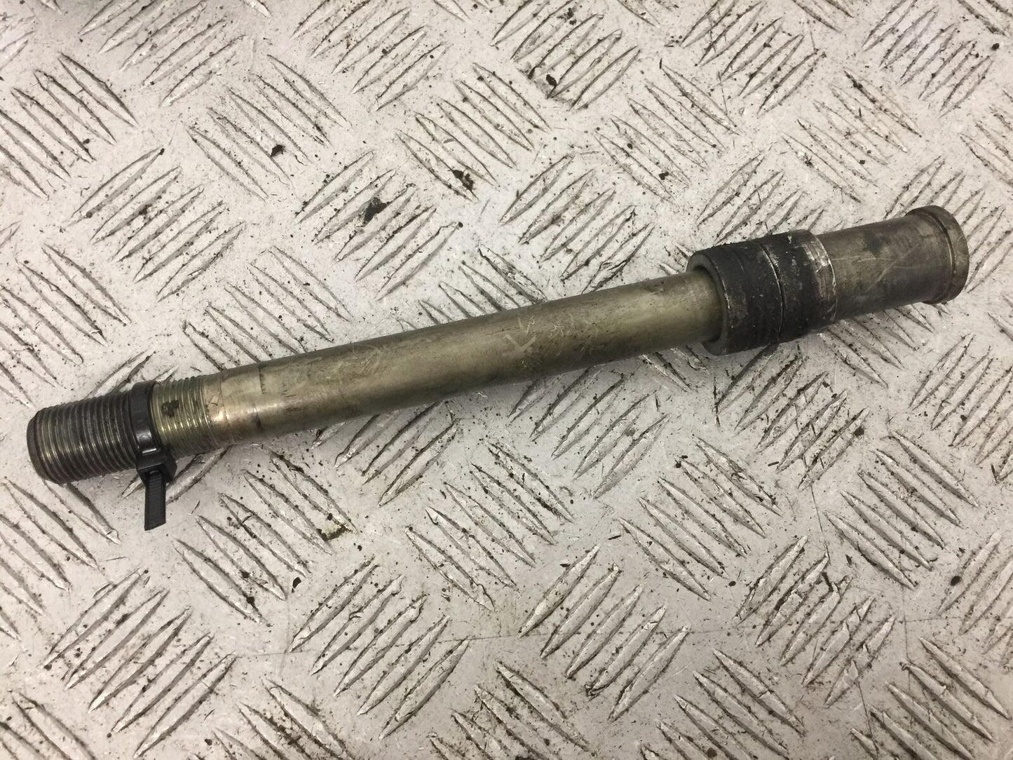 KAWASAKI Z800 Z 800 FRONT WHEEL SPINDLE YEAR 2015 (STOCK 874)
