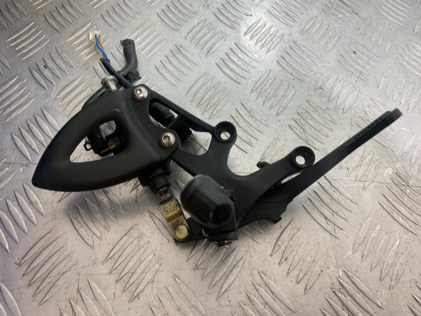 TRIUMPH 1050 SPEED TRIPLE FRONT RIGHT HANGER YEAR 2005-2007 (CMB1322)