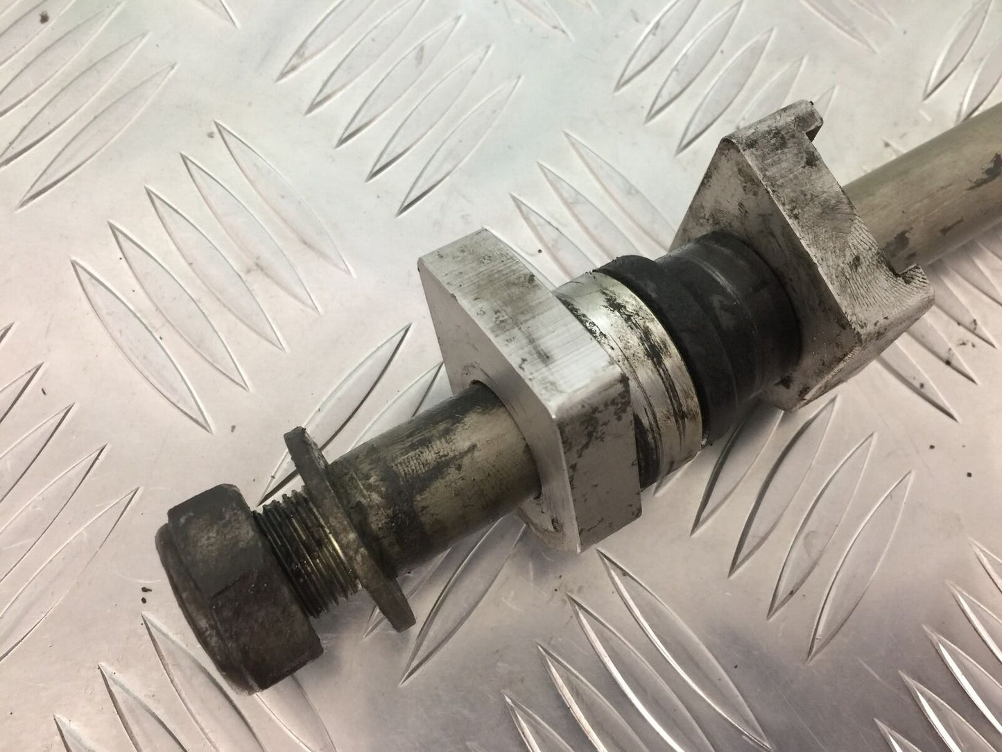 TRIUMPH STREET TRIPLE 675 R REAR WHEEL SPINDLE YEAR 2009 (STOCK 918)