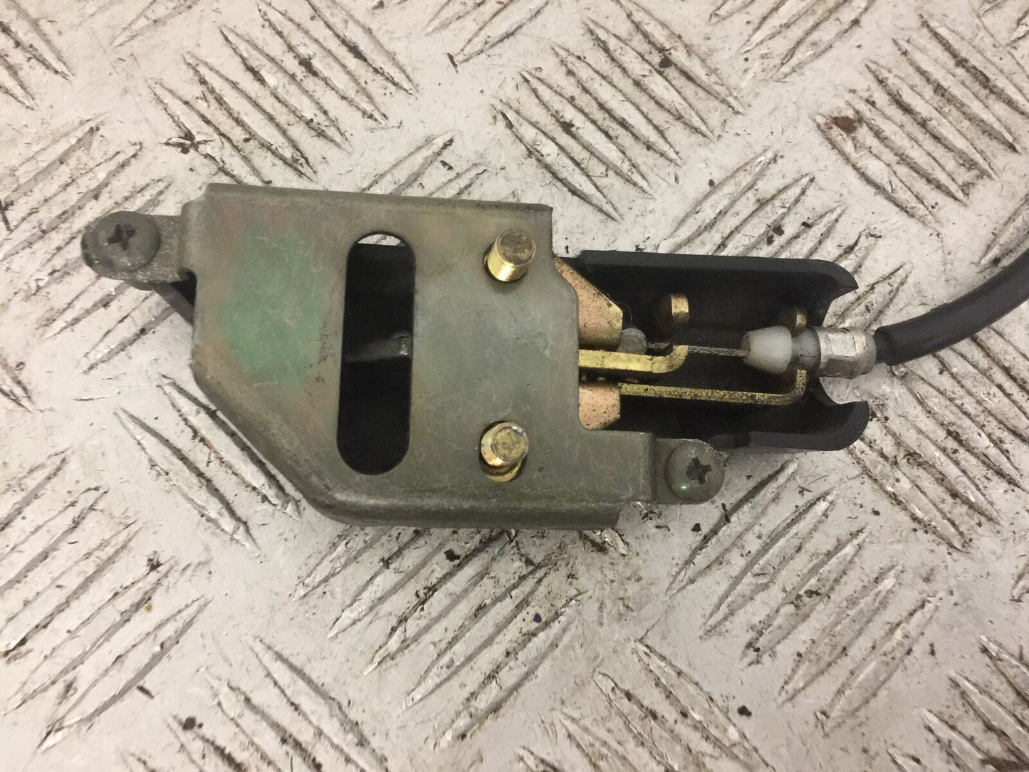 YAMAHA FJR1300 FJR 1300 SEAT CATCH YEAR 2001-05 (STOCK 814)