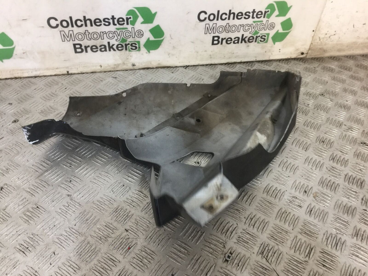 YAMAHA YZF-R125 YZF 125 RIGHT BELLYPAN YEAR 2011 (STOCK 744)