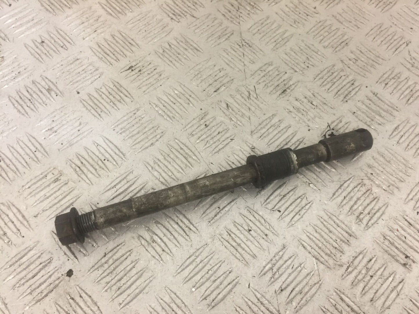 KAWASAKI ER5 FRONT WHEEL SPINDLE YEAR 1999 (STOCK 825)