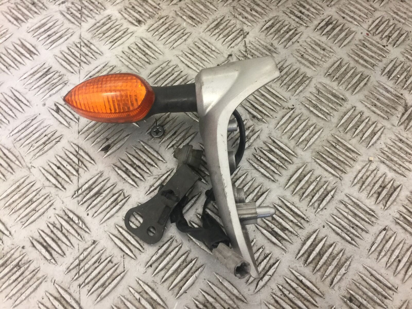 YAMAHA FZ6 RIGHT INDICATOR AND BRACKET YEAR 2005 (STOCK 589)