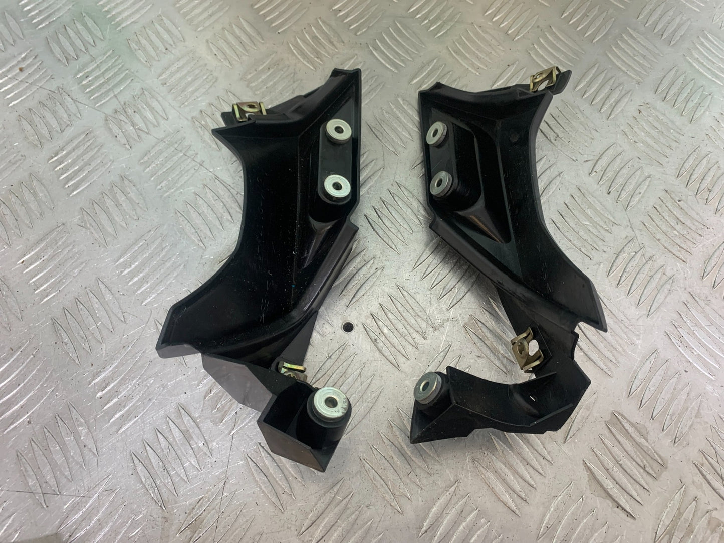 YAMAHA YZF R1 LEFT AND RIGHT INFILL PANELS YEAR 2004-2006 (CMB1155)