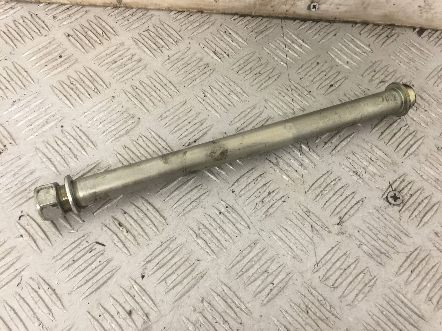 SUZUKI GSF1200 BANDIT MK2 SWINGARM SPINDLE YEAR 2001-05 (STOCK 859)