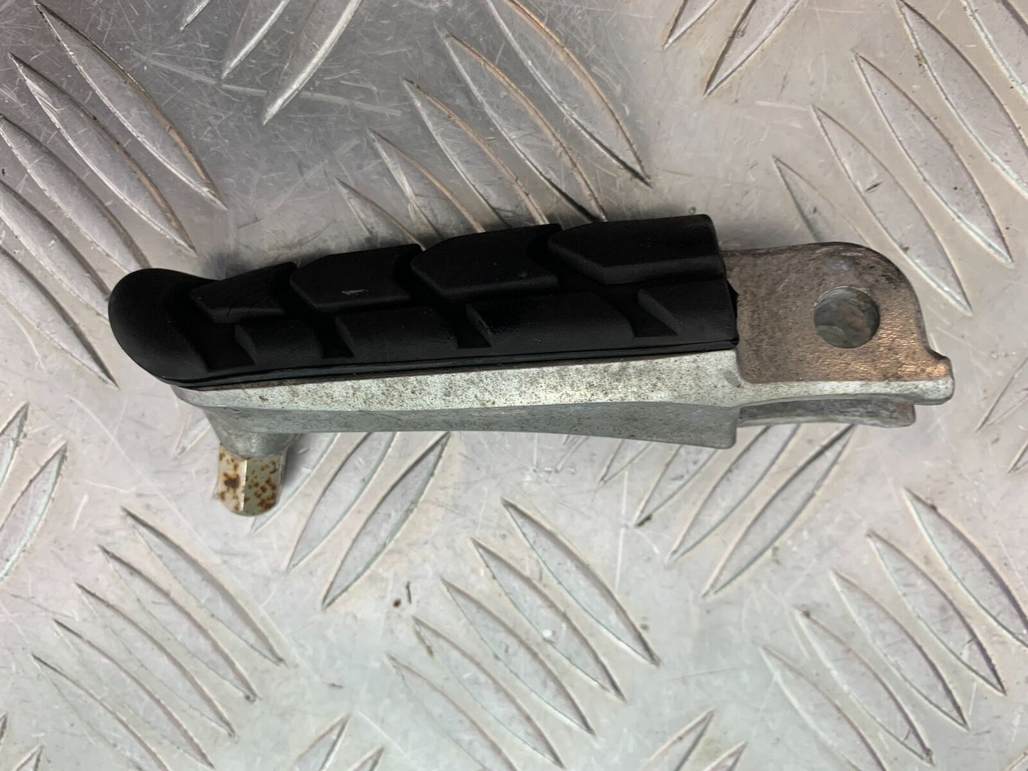 HONDA NTV 650 REVERE FRONT RIGHT FOOTPEG YEAR 1988-1996 (CMB1025))