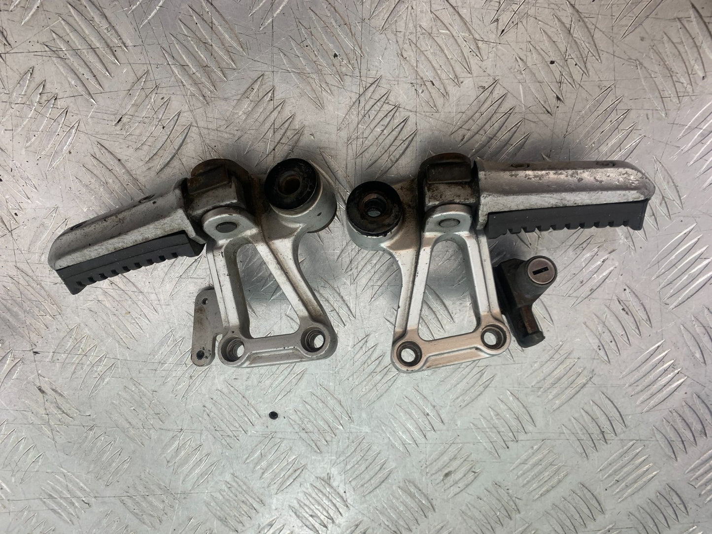 KAWASAKI GPZ600 GPZ 600 REAR HANGES YEAR 1988-90 (CMB1258)