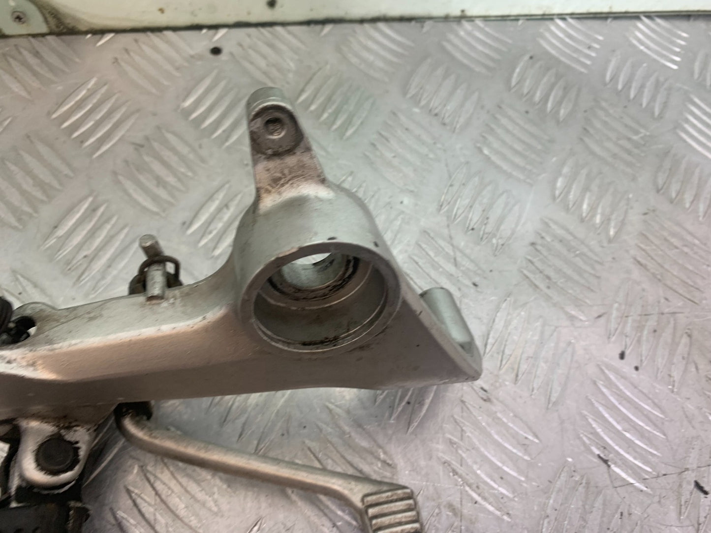 HONDA VFR800 PRE V-TEC FRONT RIGHT HANGER AND PEDAL YEAR 1998-2001 (CMB1233)