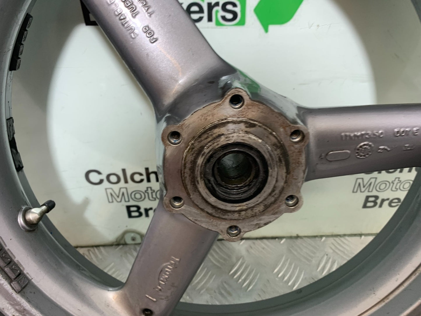 TRIUMPH 955i SPRINT ST FRONT WHEEL YEAR 1999-04 (CMB1230)