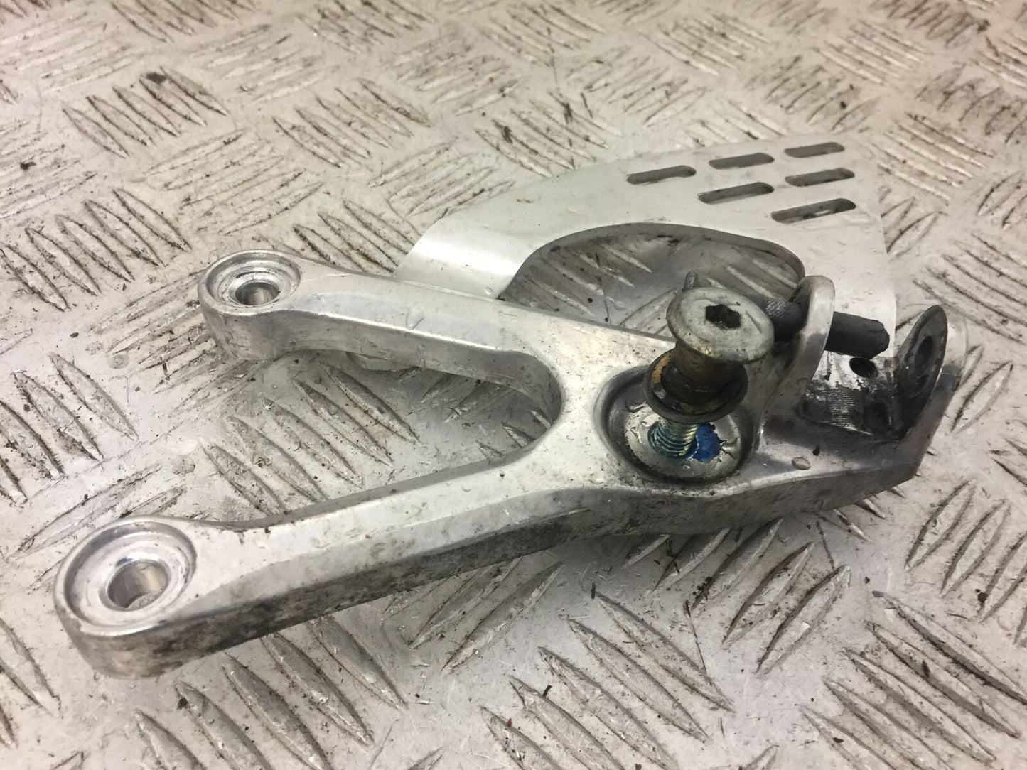 YAMAHA R6 5SL FRONT LEFT HANGER YEAR 2004 (STOCK 666)