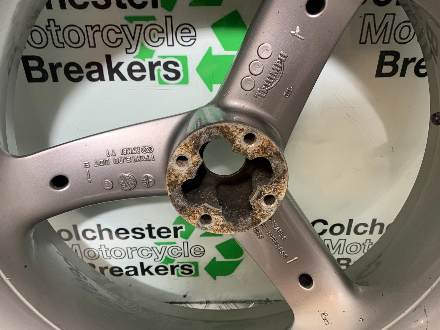 TRIUMPH 955i SPRINT ST REAR WHEEL YEAR 1999-04 (CMB1230)