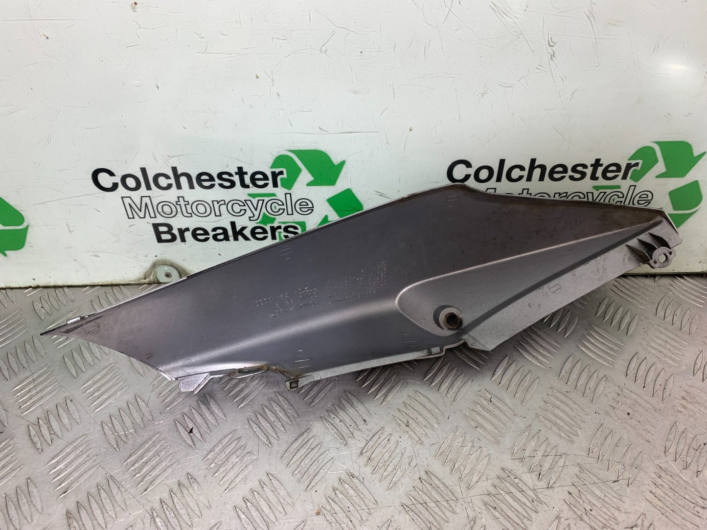 HONDA CBF600 CBF 600 RIGHT SEAT PANEL YEAR 2004-07 (CMB1305)