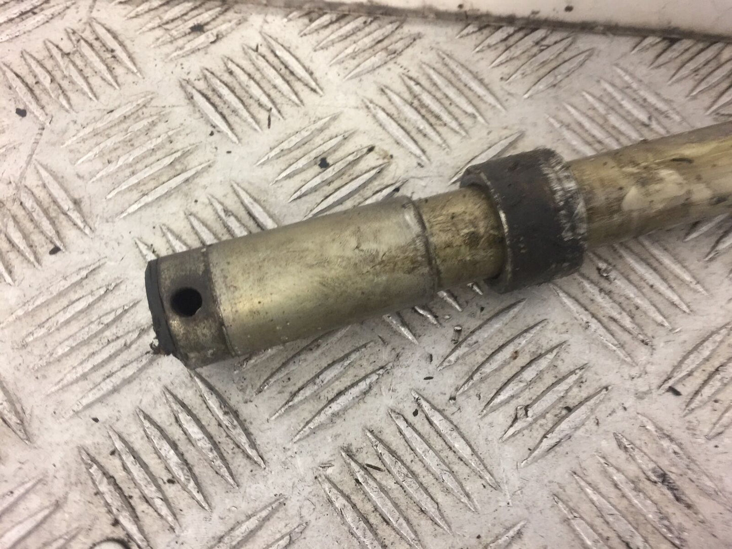 TRIUMPH 750 TRIDENT FRONT WHEEL SPINDLE YEAR 1994 STOCK 396