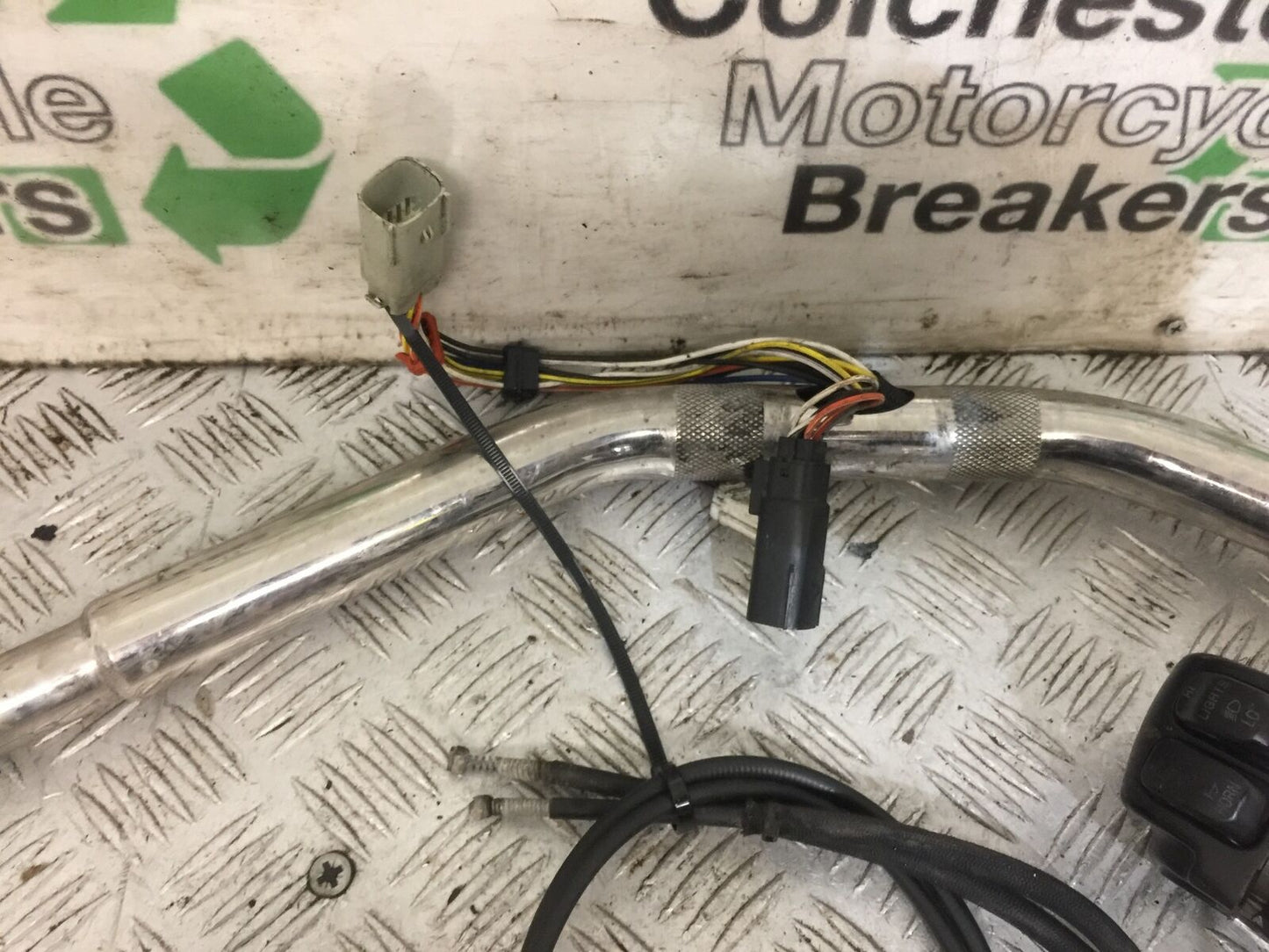 HARLEY DAVIDSON FAT BOB FXDF HANDLEBARS AND SWITCHES YEAR 2009 (STOCK 806)