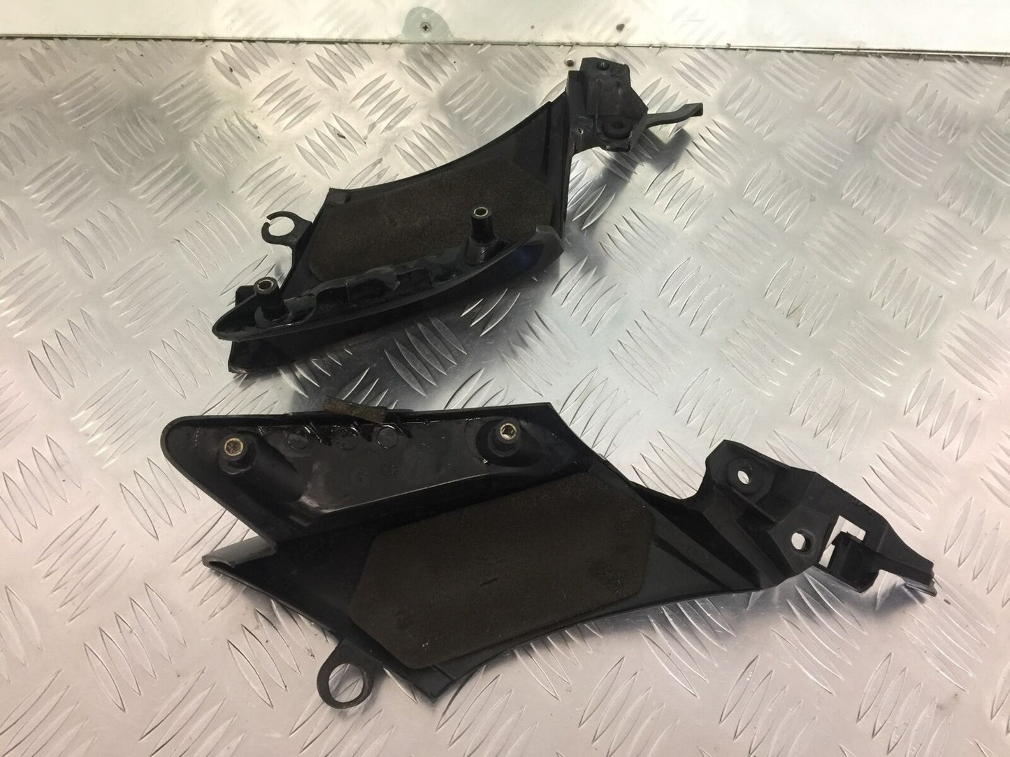 YAMAHA R6 LEFT AND RIGHT SIDE INFILLS YEAR 2004-2005 (STOCK 931)