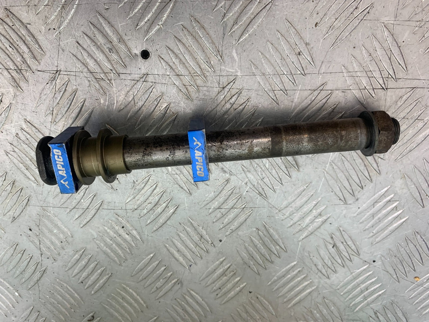 KAWASAKI KXF450 KXF 450 REAR WHEEL SPINDLE YEAR 2013 CMB1217)