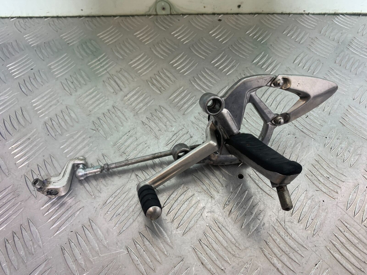 TRIUMPH 1050 SPRINT ST FRONT LEFT HANGER YEAR 2004-2007 (CMB1089)