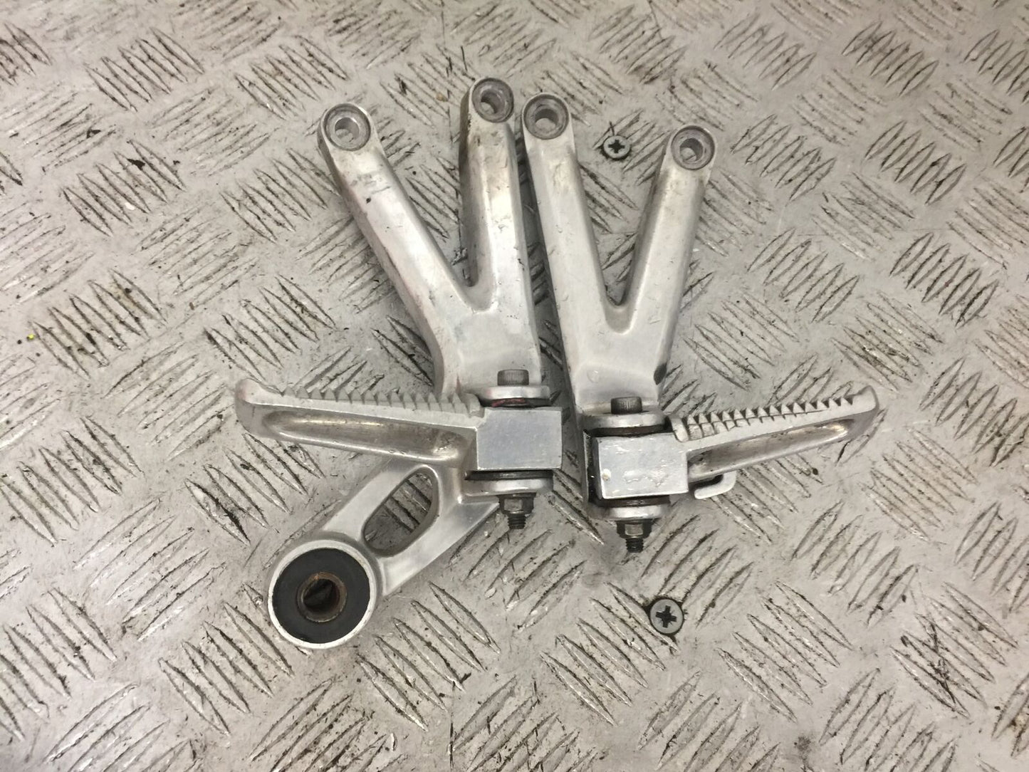 YAMAHA R6 5EB REAR HANGERS AND PEGS YEAR 1999-2002 (STOCK 757)