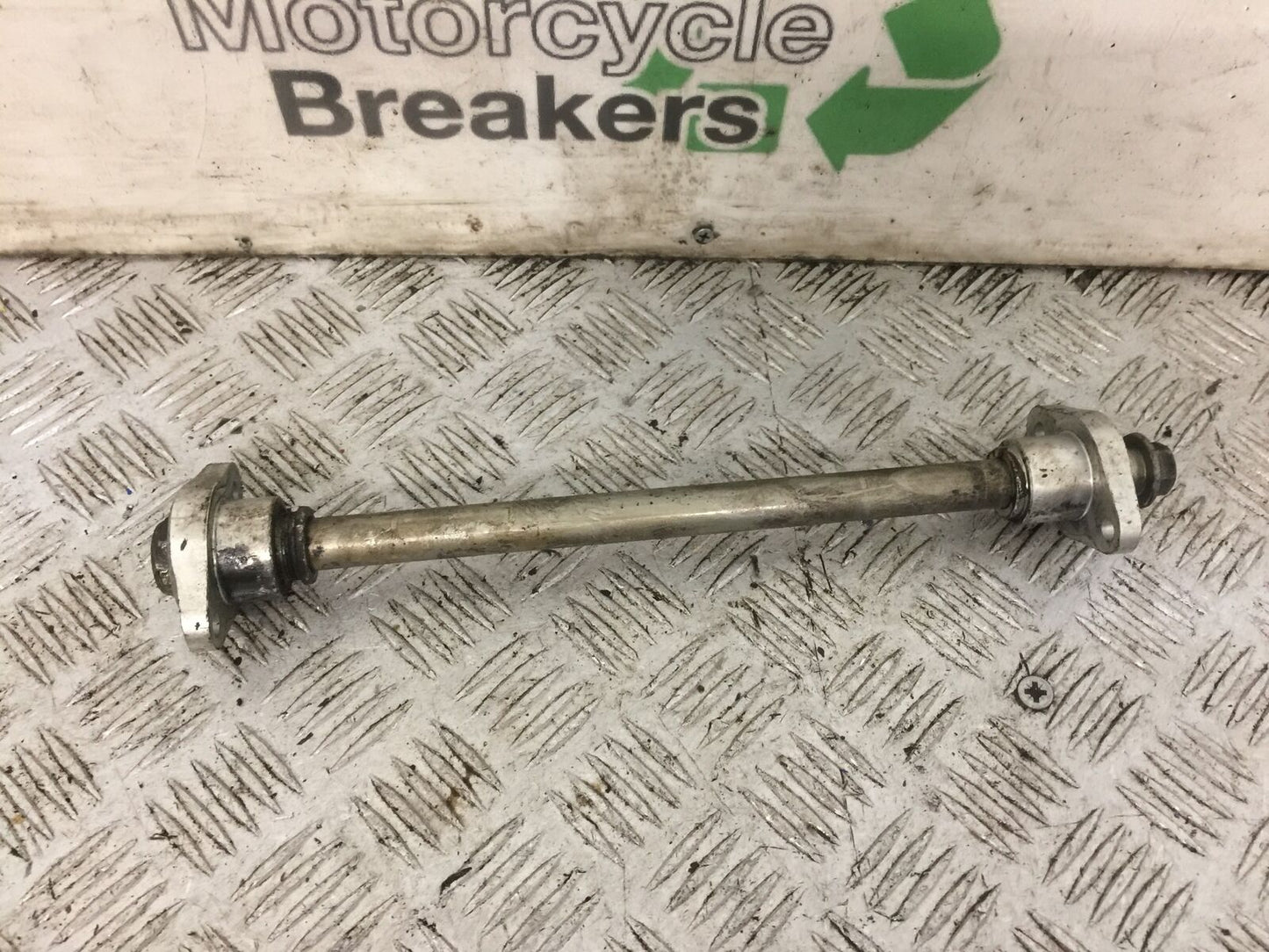 TRIUMPH 675 DAYTONA SWINGARM SPINDLE YEAR 2006-2008 (STOCK 789)