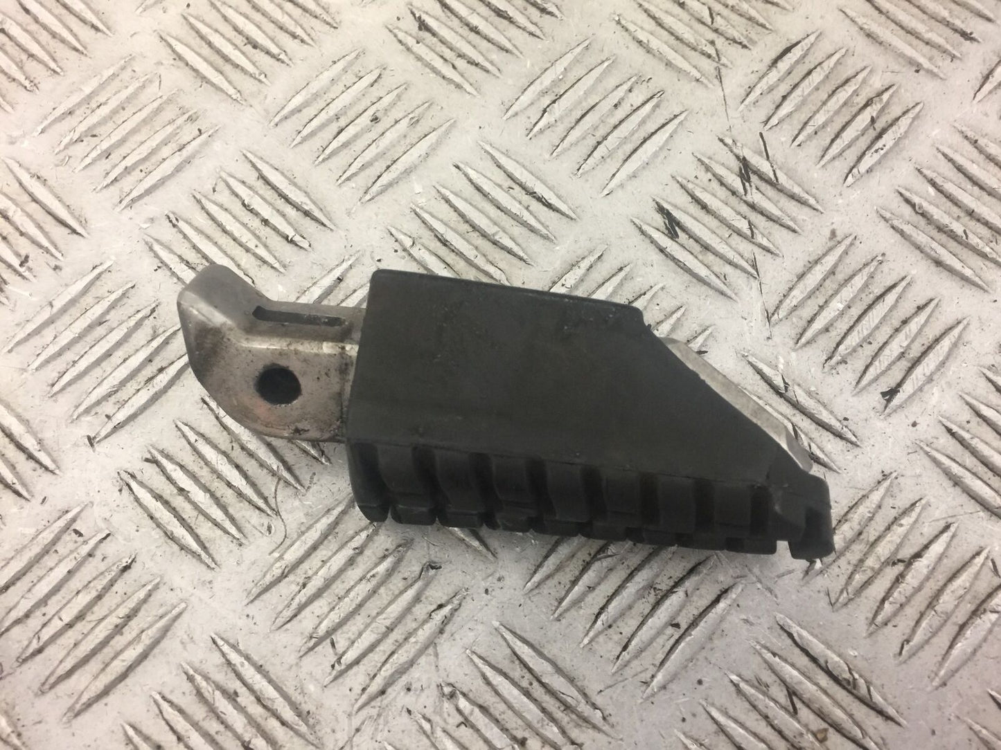 TRIUMPH TIGER 800 XRT RIGHT REAR PEG YEAR 2015-2017 (STOCK 506)