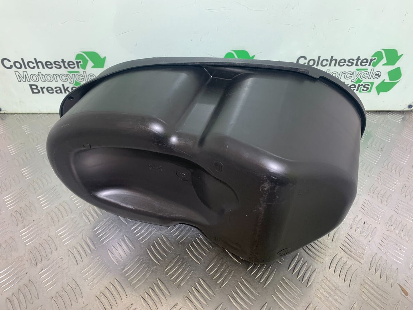 PIAGGIO VESPA GTS 300 HELMET BUCKET YEAR 2010 (CMB1062)