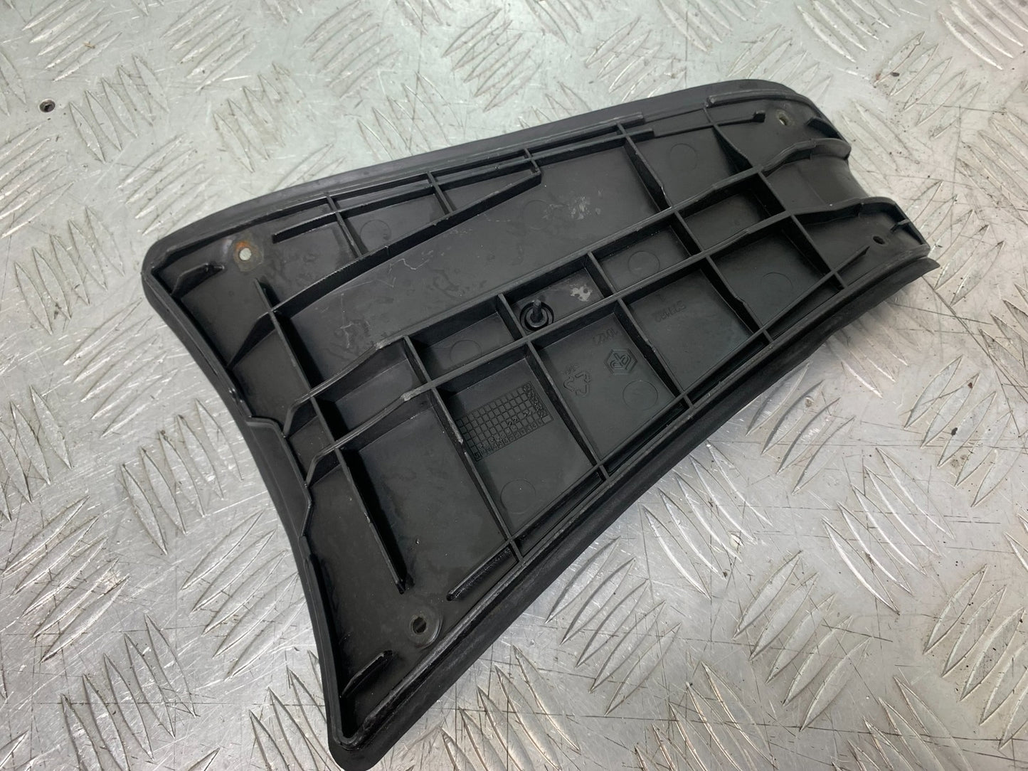 PIAGGIO VESPA GT125 L INFILL PANEL YEAR 2003 (CMB1300)