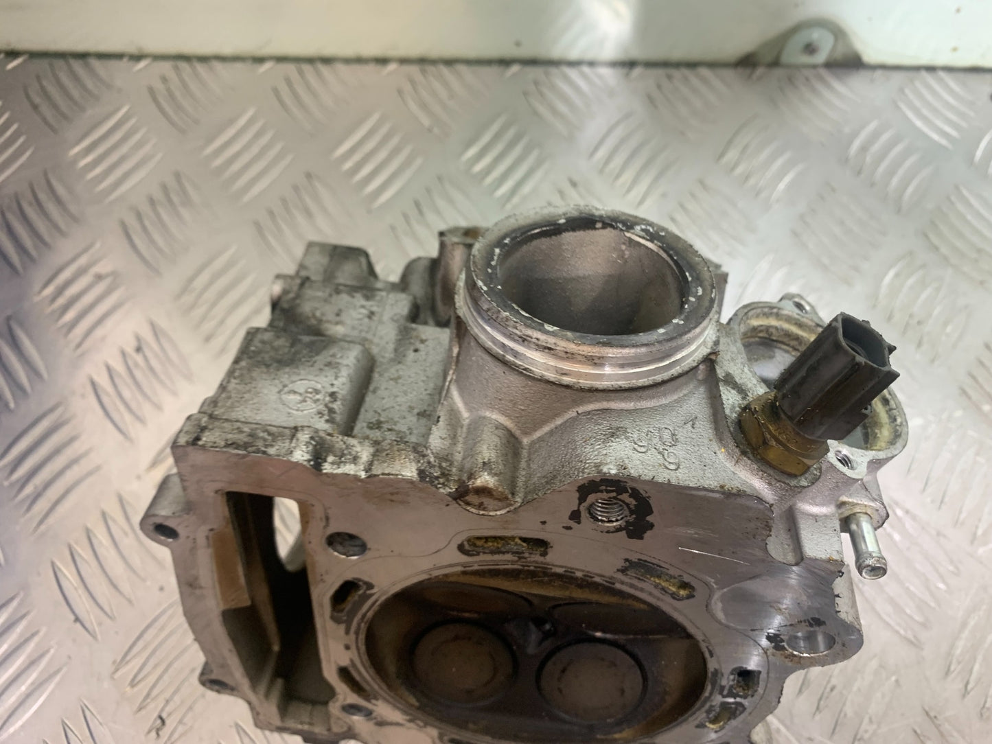 APRILIA 650 PAGASO STRADA CYLINDER HEAD AND CAMSHAFT YEAR 2005-2010 (CMB1057)