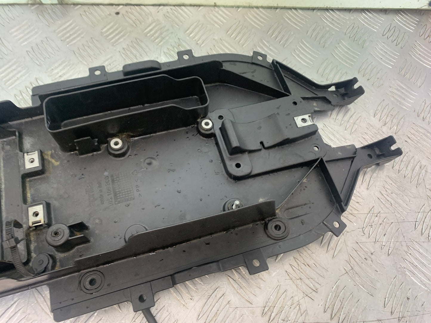 APRILIA RSV1000 R FACTORY MILLE UNDERTRAY 2004-09 (CMB1203)