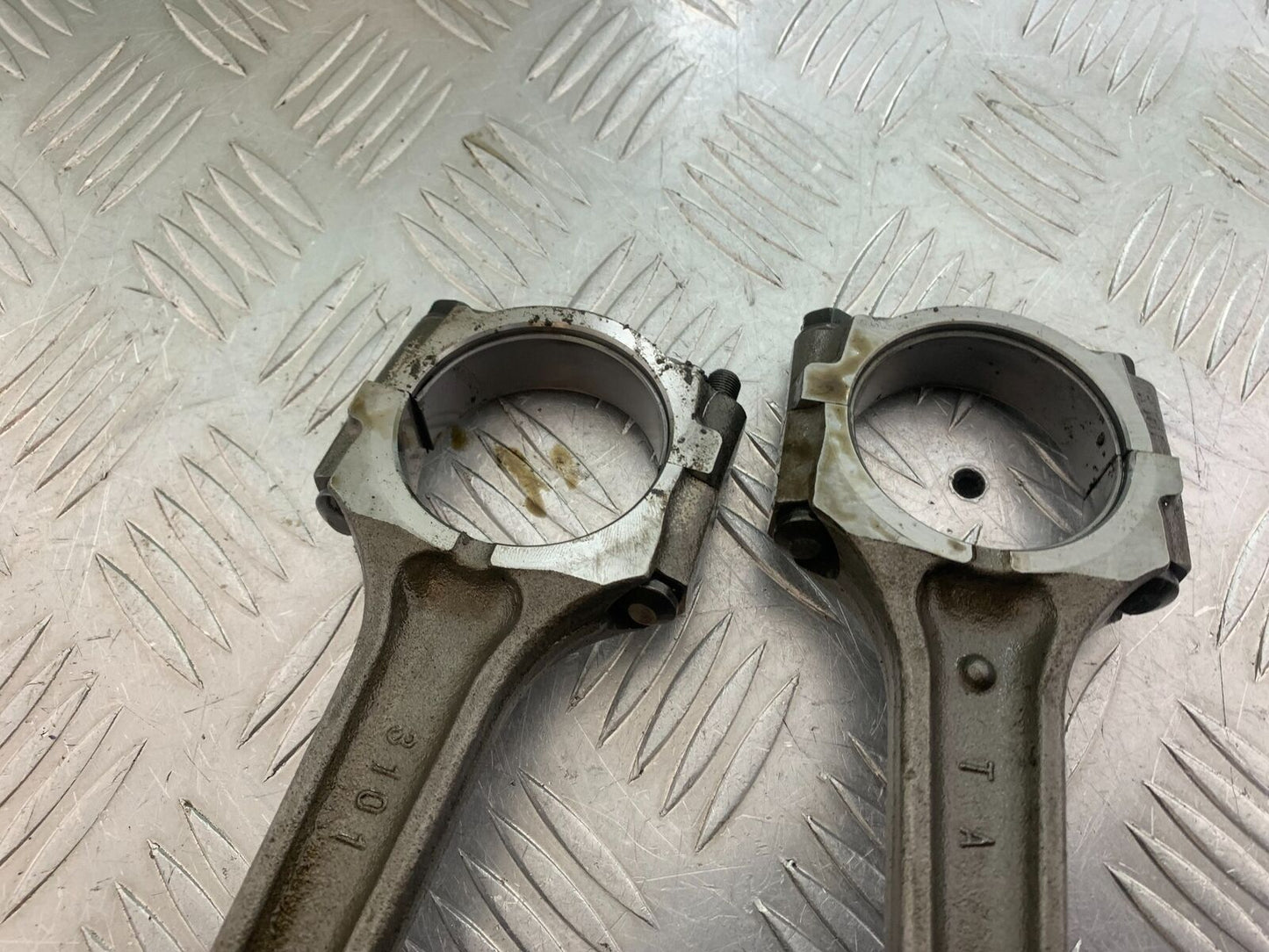 TRIUMPH THUNDERBIRD 1600 2 X CON RODS AND PISTONS YEAR 2011 (CMB1107)