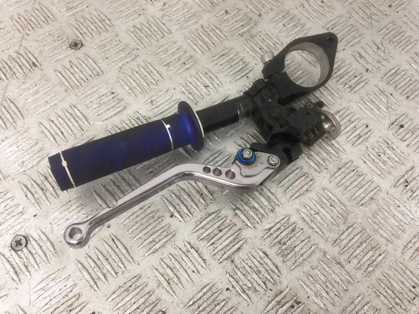 YAMAHA R6 5EB LEFT HANDLEBAR YEAR 1999-2002 (STOCK 891)
