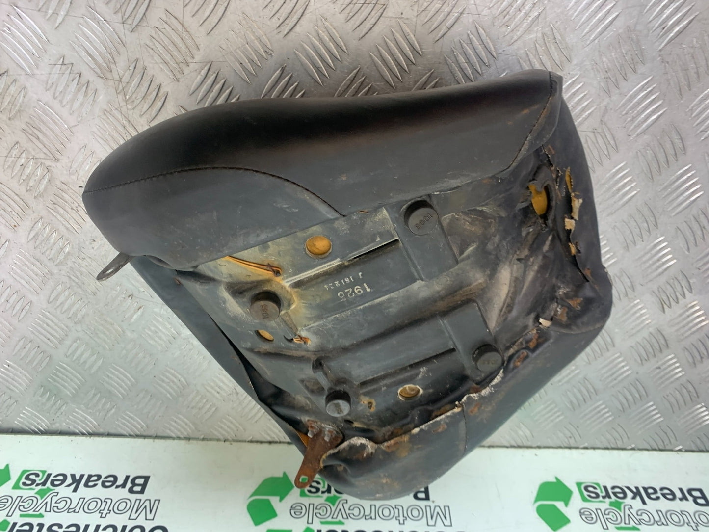 KAWASAKI VN1500 CLASSIC FRONT SEAT YEAR 1999 -2006 (CMB1166)