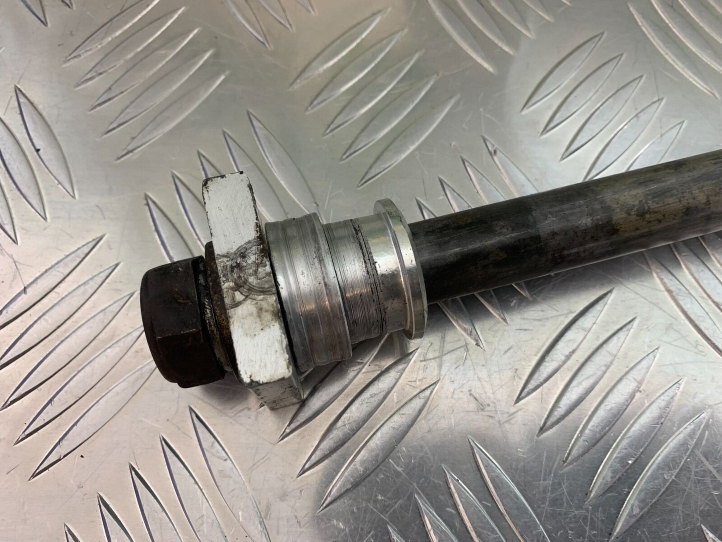 TRIUMPH 600 DAYTONA REAR WHEEL SPINDLE YEAR 2003-2006 (STOCK 999)