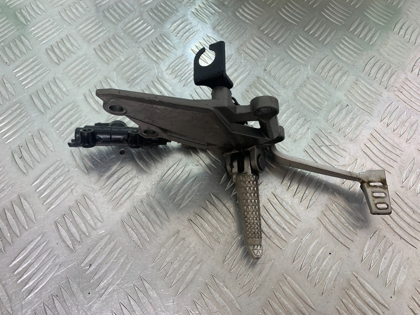 KAWASAKI Z300 ER300 FRONT RIGHT HANGER AND PEG YEAR 2016-2018 (CMB1056)