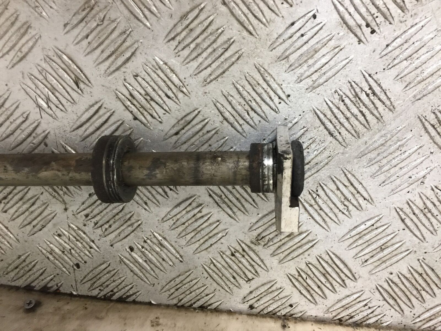 YAMAHA MT09 MT-09 REAR WHEEL SPINDLE YEAR 2018 (STOCK 906)