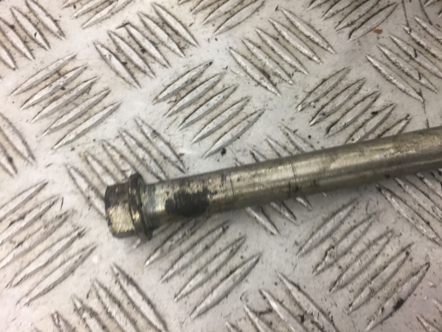 YAMAHA YBR125 YBR 125 FRONT WHEEL SPINDLE YEAR 2013 STOCK 404