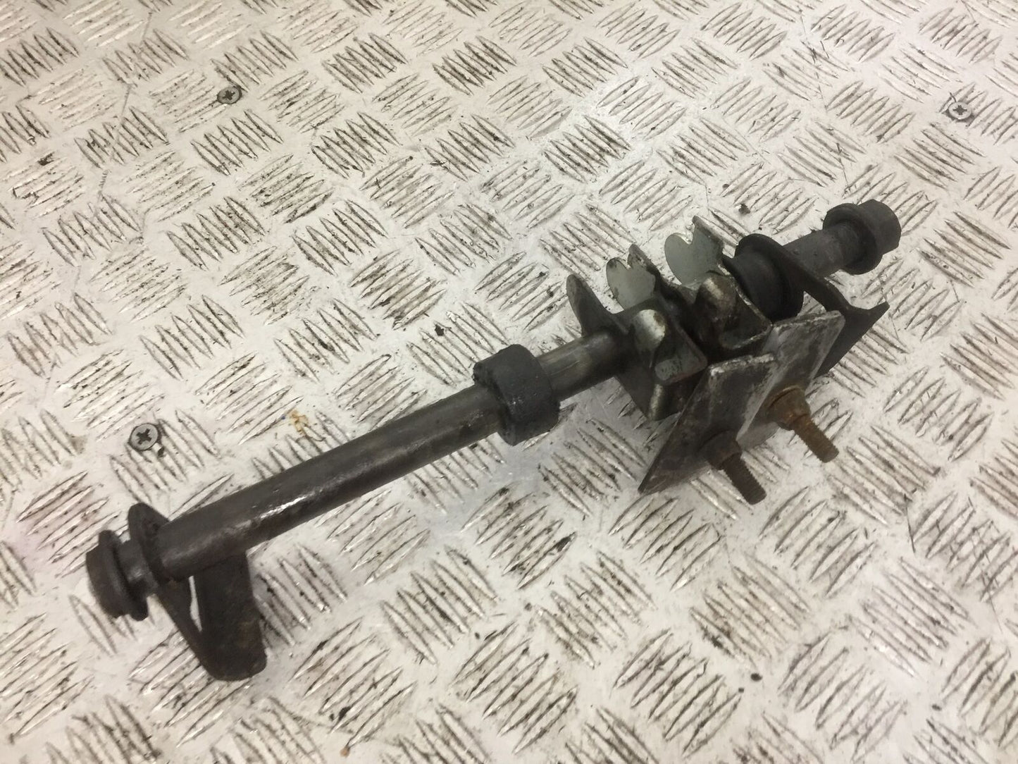 SUZUKI SV650 SV 650 REAR WHEEL SPINDLE YEAR 2004 (STOCK 791)