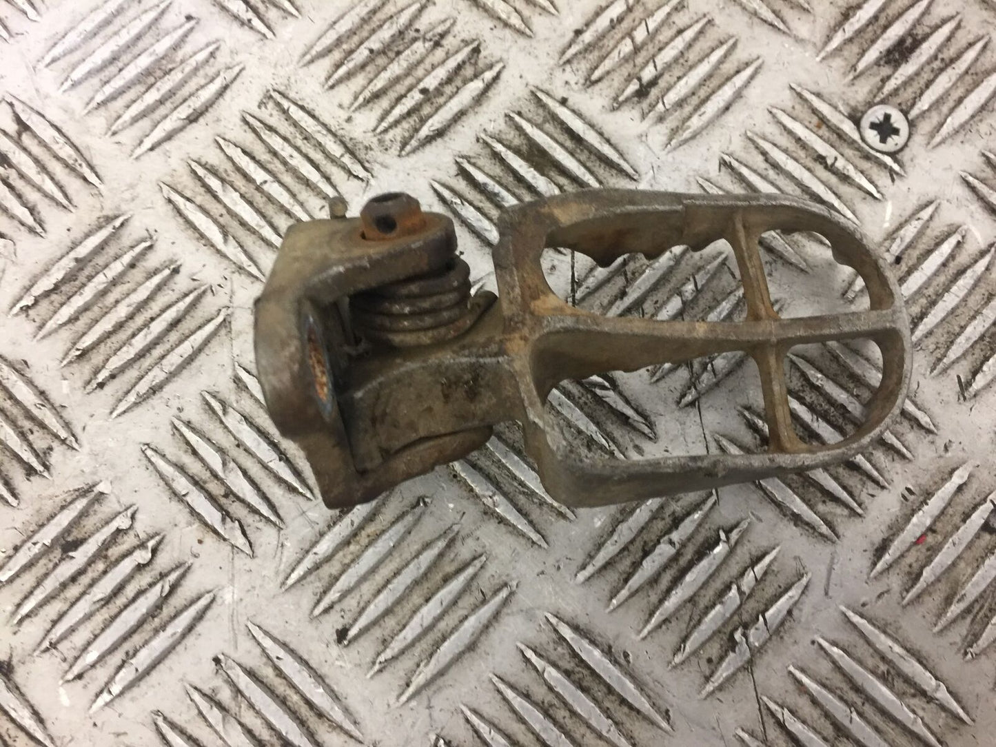YAMAHA YZF450 YFZ 450 FRONT RIGHT PEG YEAR 2003-05 (STOCK 588)