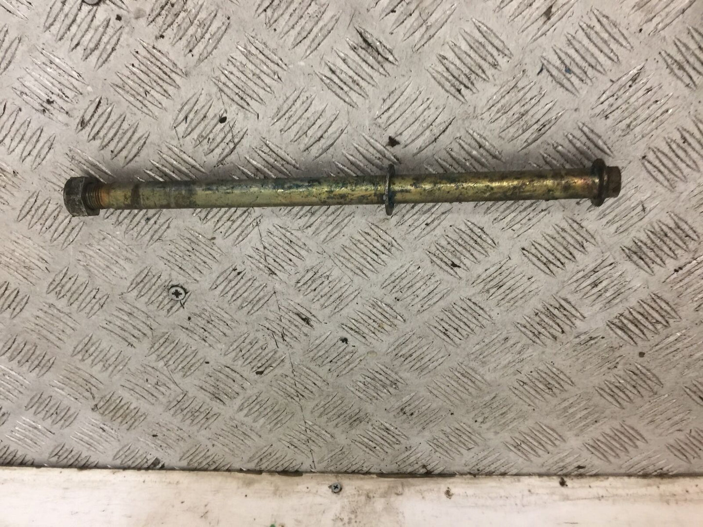 TRIUMPH 600 SPEED FOUR SWINGARM SPINDLE YEAR 2002 (STOCK 756)