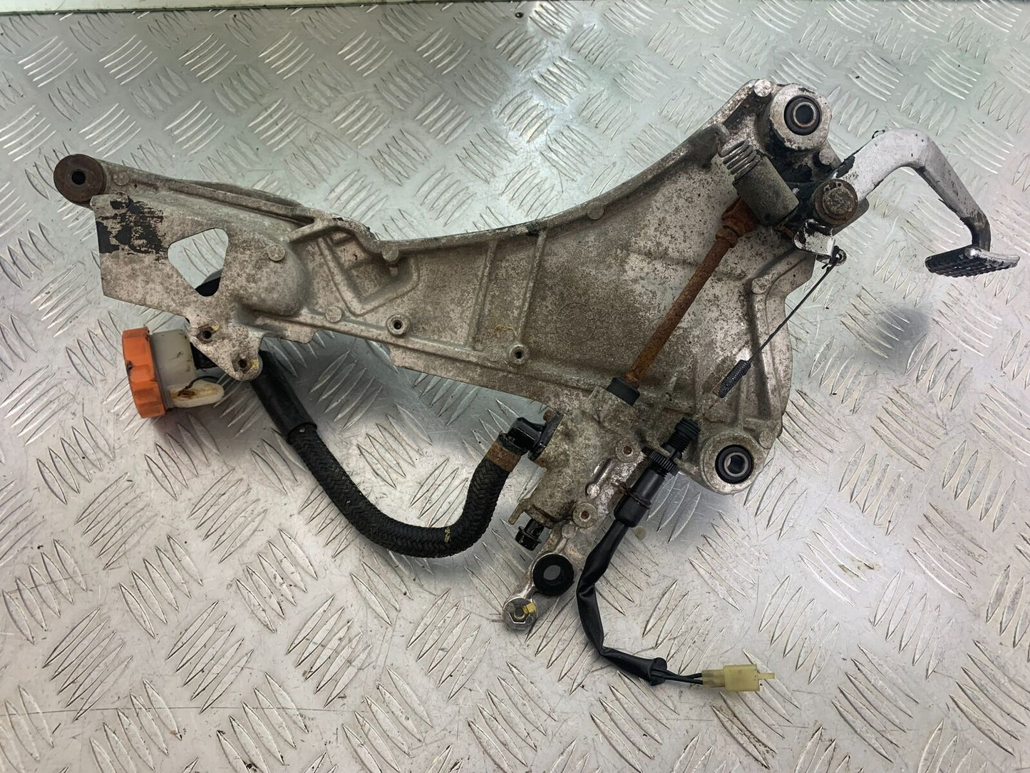HONDA ST1100 PAN EUROPEAN FRONT RIGHT HANGER & PEGS YEAR 1993-2001 (CMB1096)