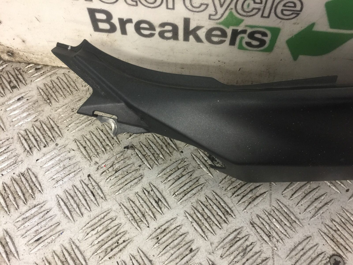 KAWASAKI Z400 Z 400 LEFT SEAT PANEL YEAR 2019 (STOCK 672)