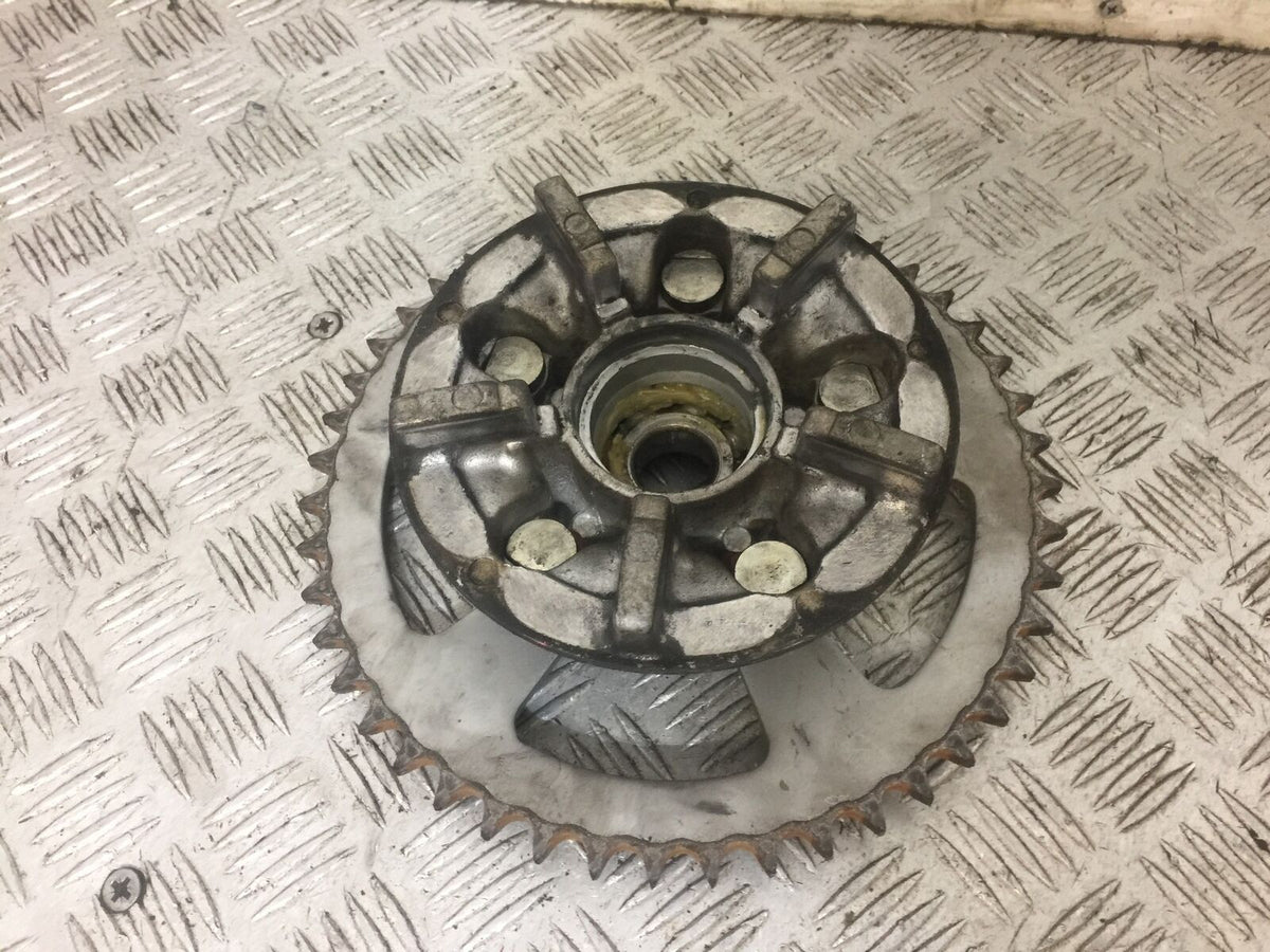 SUZUKI GSF600 GSF 600 BANDIT REAR SPROCKET CARRIER YEAR 1997 (STOCK 729)