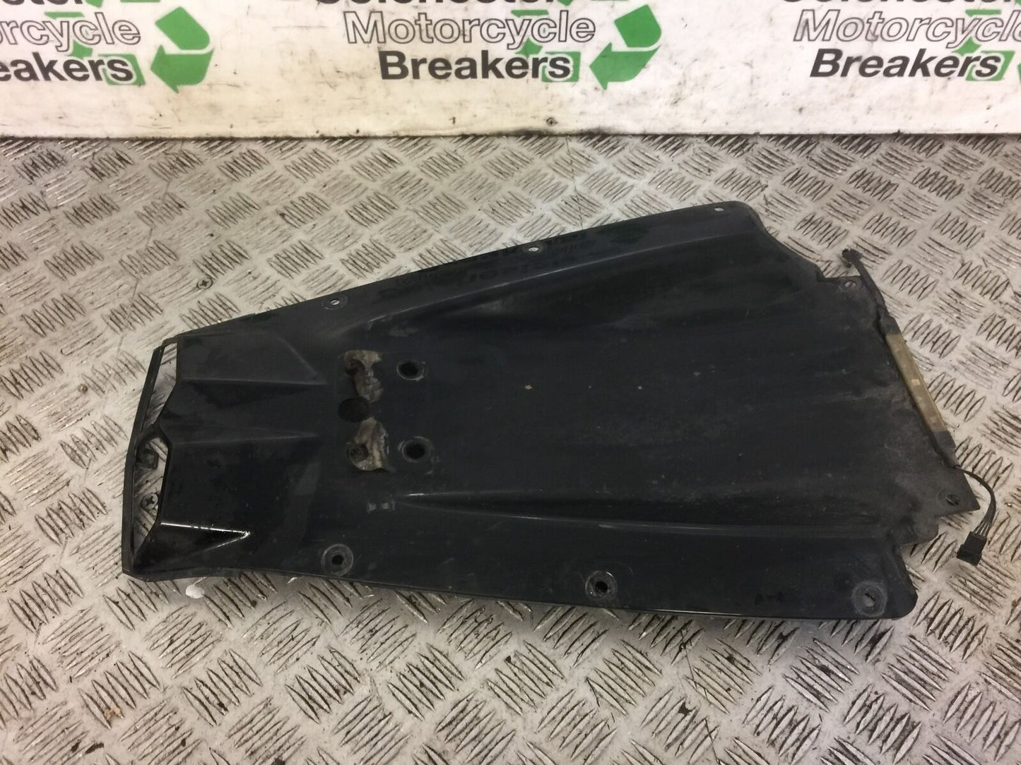 YAMAHA R6 5SL UNDERTRAY 2004 (STOCK 542)