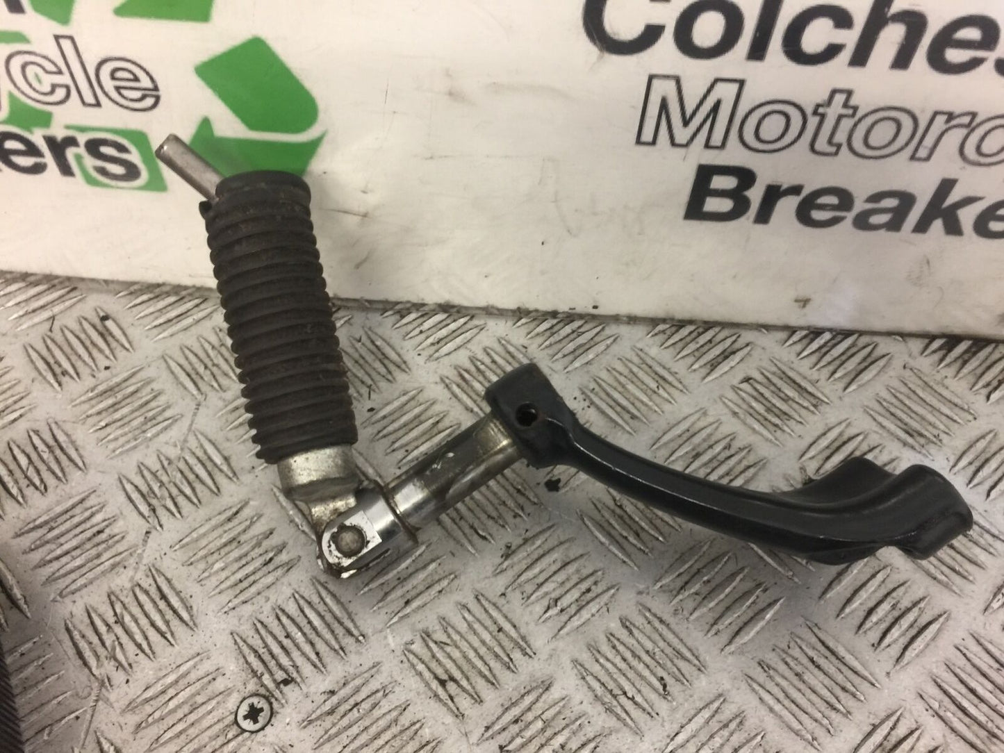HARLEY DAVIDSON XL1200 C SPORTSTER LEFT PEG AND BRACKET YEAR 2011 (STOCK 373)