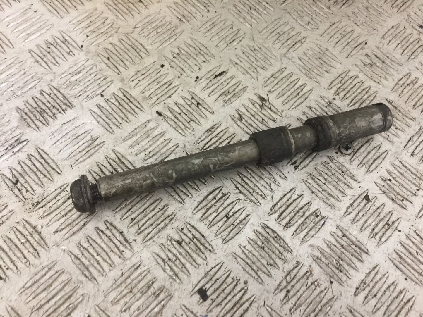 HONDA CB600 CB 600 HORNET FRONT WHEEL SPINDLE YEAR 2000 (STOCK 731)