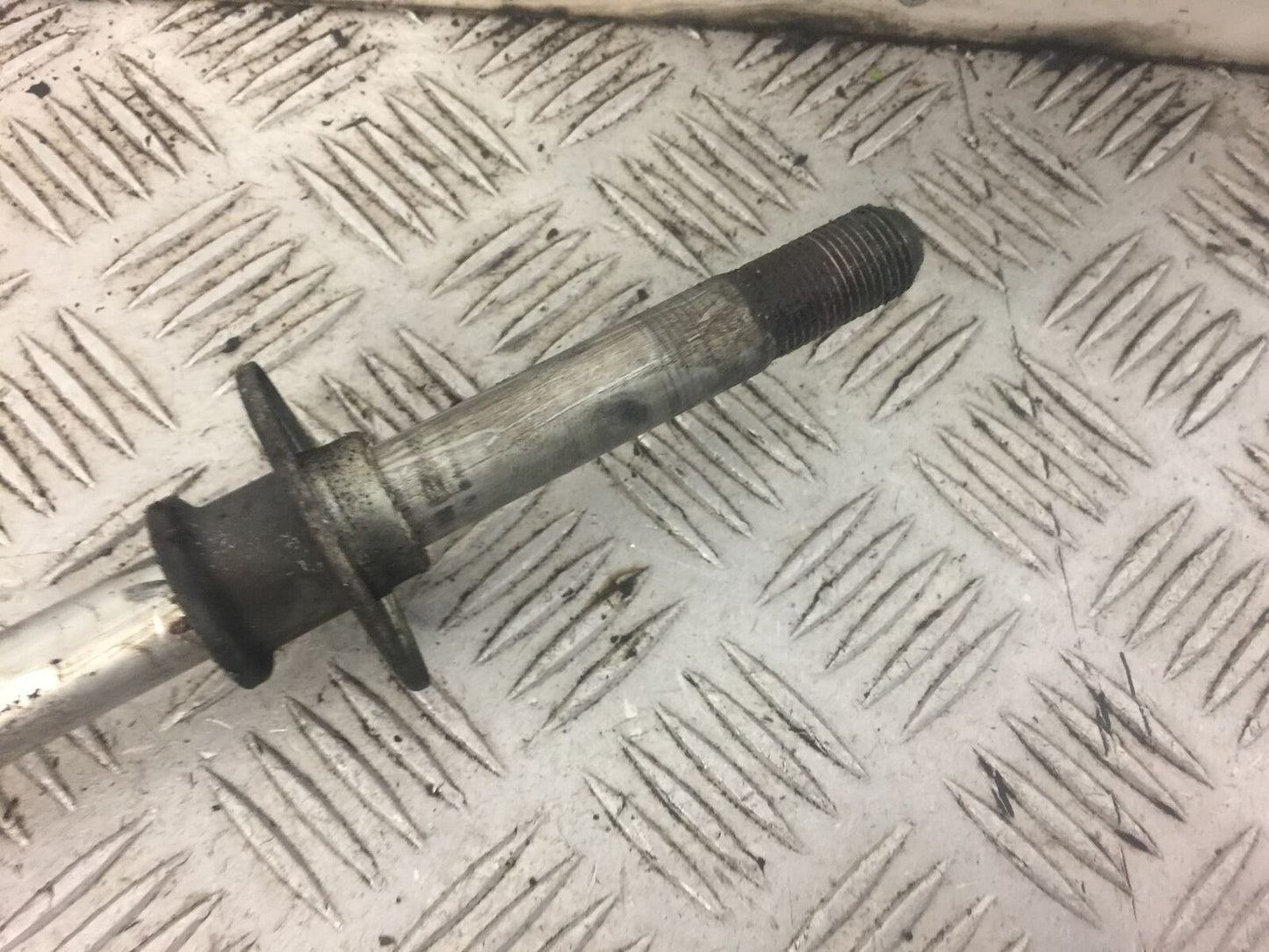 SUZUKI GSF600 GSF 600 BANDIT FRONT WHEEL SPINDLE YEAR 2002 (STOCK 525)