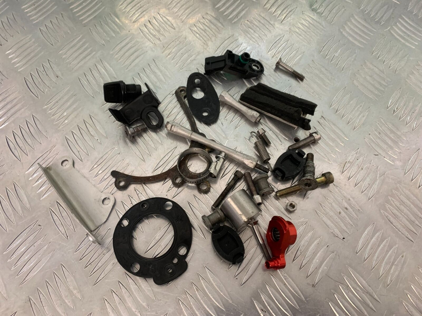 APRILIA RSV1000 R MILLE NUTS BOLTS BRACKETS YEAR 2004-2009 (STOCK 977)