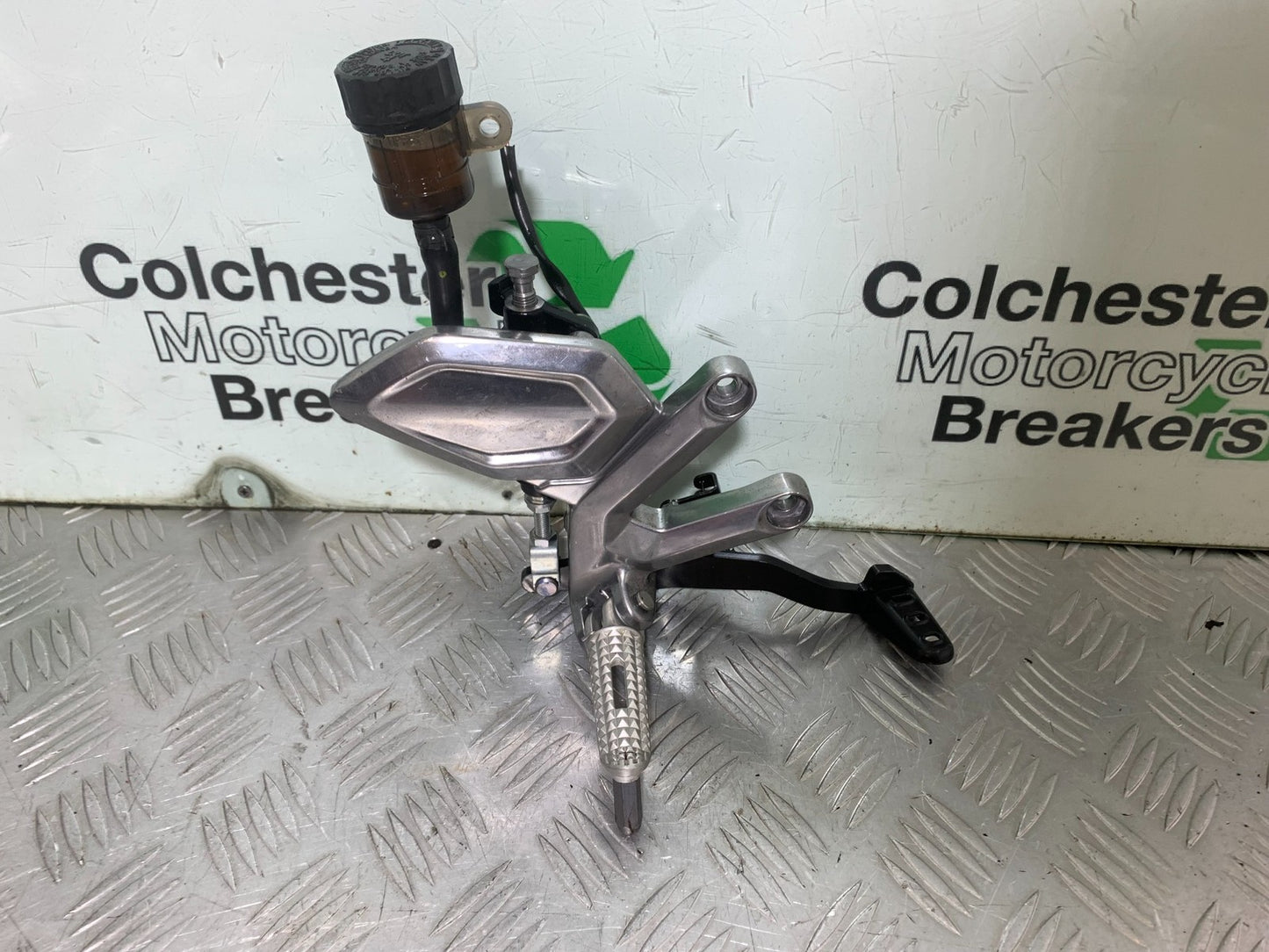 TRIUMPH TRIDENT 660 FRONT RIGHT HANGER PEDAL PEG YEAR 2021-2024 (CMB1295)