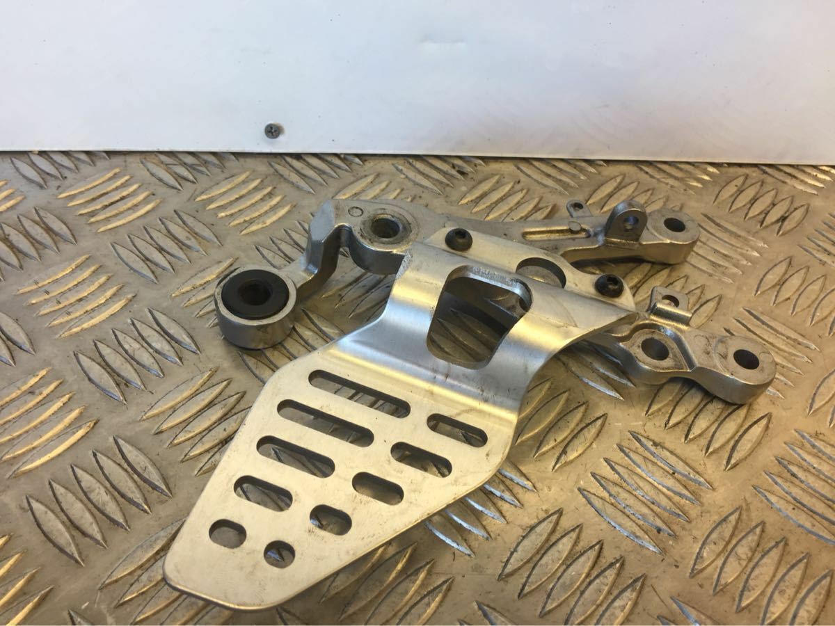 YAMAHA R6 FRONT RIGHT HANGER YEAR 2008