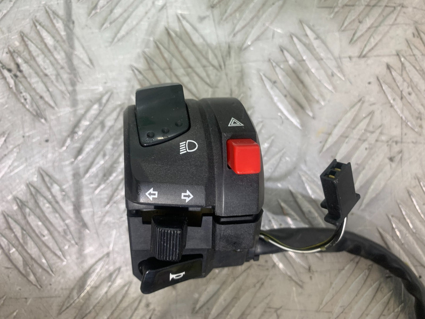 SUZUKI GSXR750 GSXR 750 K4 K5 LEFT SWITCH GEAR 2004-2005 (CMB1319)
